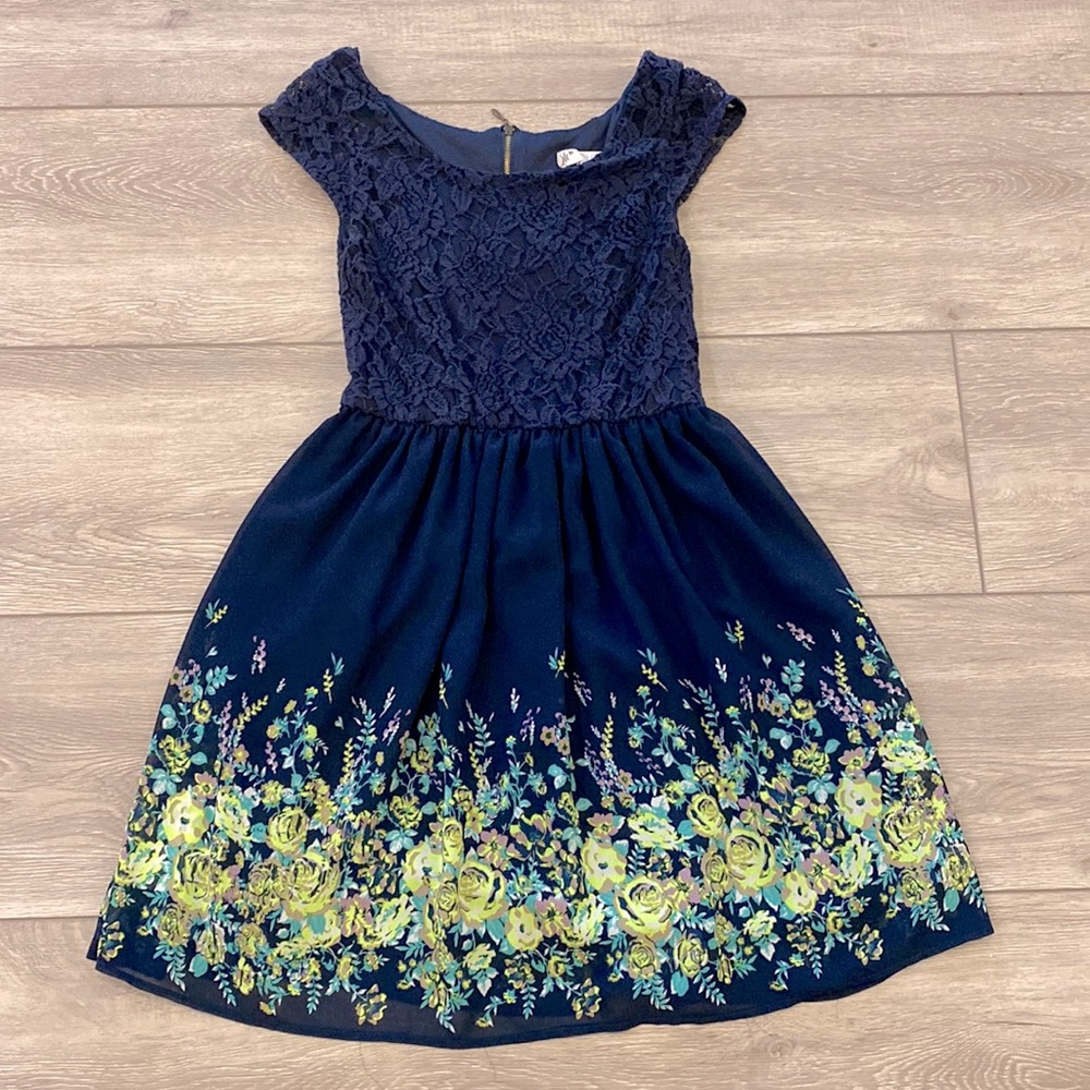 JOLT DRESS WITH BACK CUTOUT SIZE SMALL